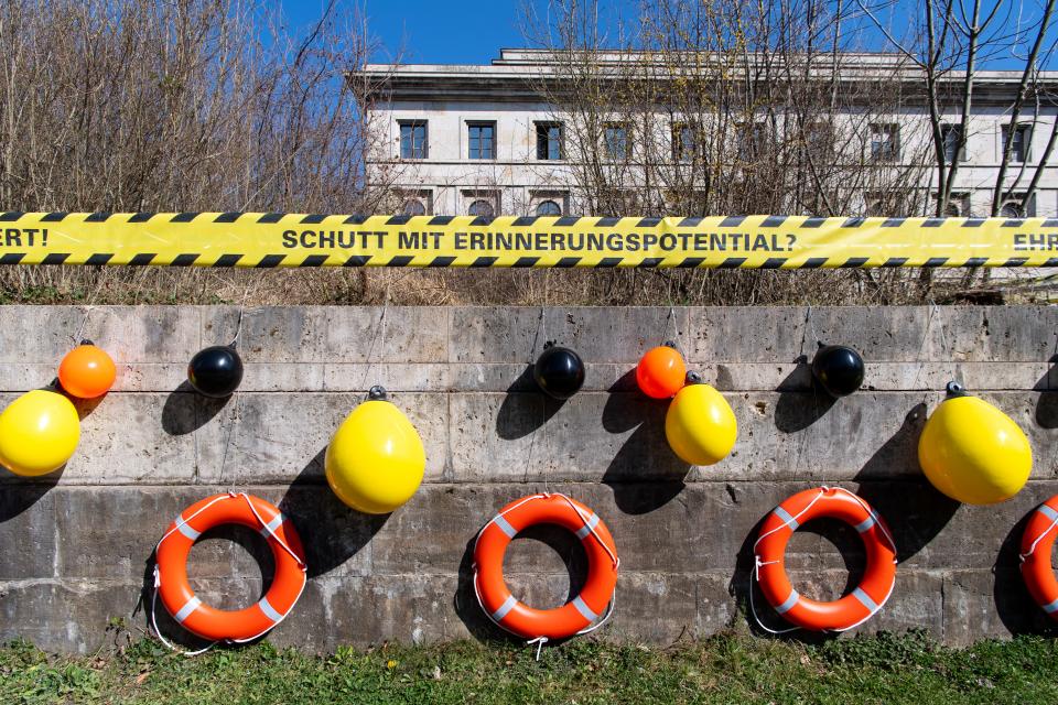 Die Installation "Schutt und Ehre" vor dem NS-Dokumentationszentrum am "Ehrentempel"
