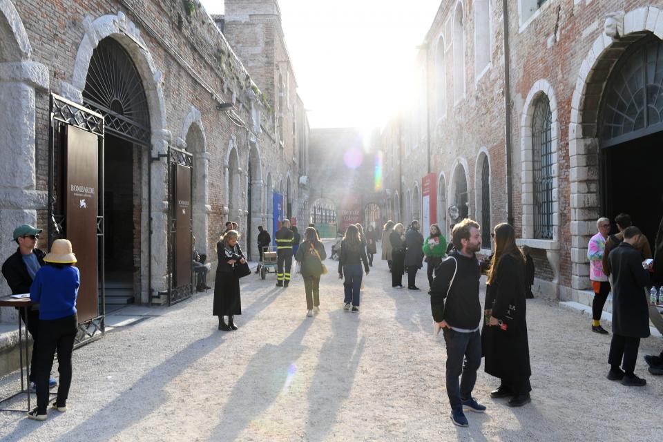 Die Sonne geht im Arsenale unter, ein Haupt-Ausstellungsort der Venedig-Biennale