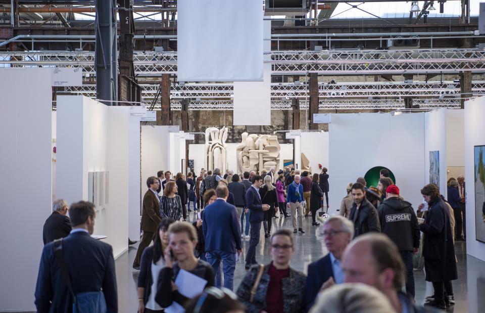 Besucherinnen und Besucher auf der Kunstmesse Art Düsseldorf im Jahr 2018