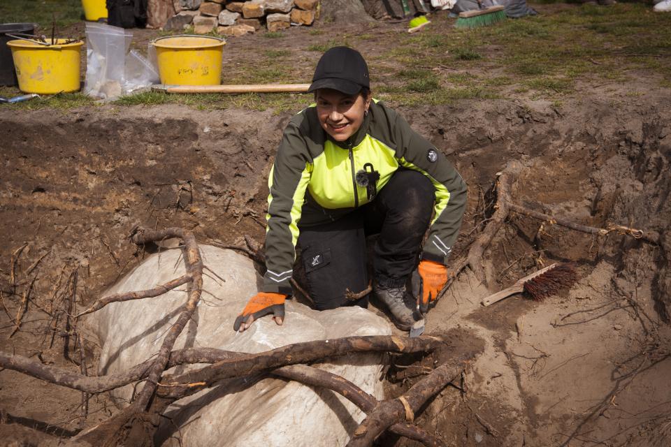 Archäologin Claudia M. Melisch mit einem der Fundstücke des Berliner Unterwelten Verein, das bei Grabungen im Volkspark Humboldthain freigelegt wurde
