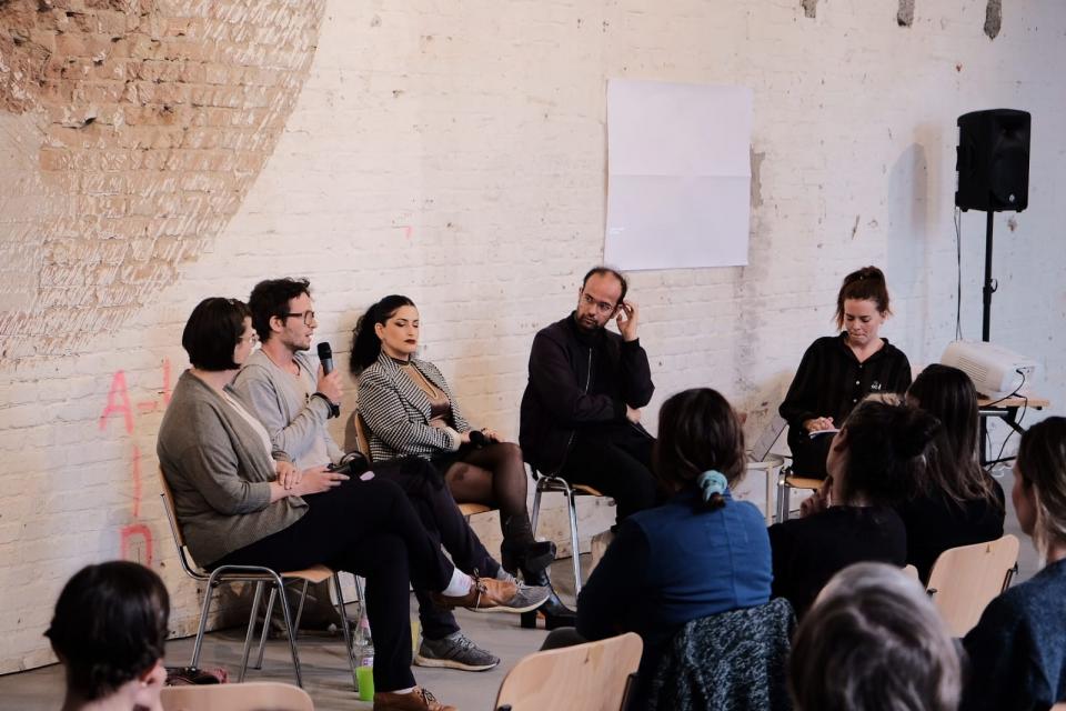 Kathrin Grotz, Andreas Greiner, Luiza Prado De O. Martins, Tino Sehgal und Moderatorin Kate Brown auf dem ersten Treffen der Berliner Gallery Climate Coalition