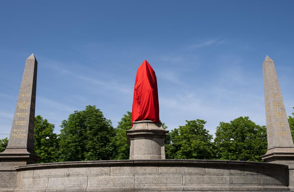 Ein Denkmal von Kaiser Wilhelm I. auf dem zentralen Stuttgarter Karlsplatz ist mit einem roten Tuch verhüll