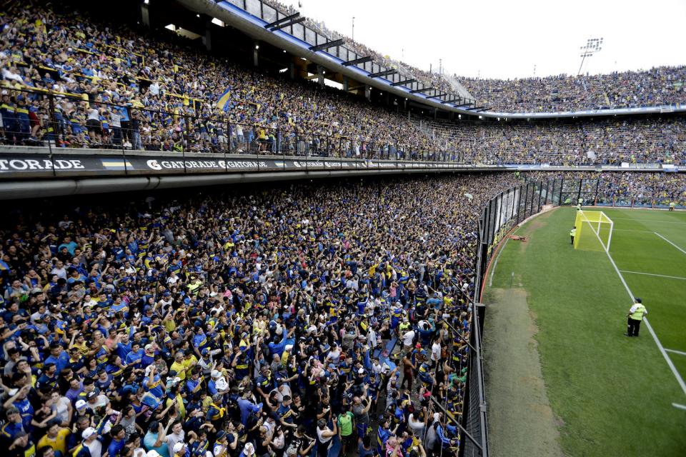 Fans der Boca Juniors sehen sich ein Training ihrer Mannschaft im Bombonera-Stadion in Buenos Aires an