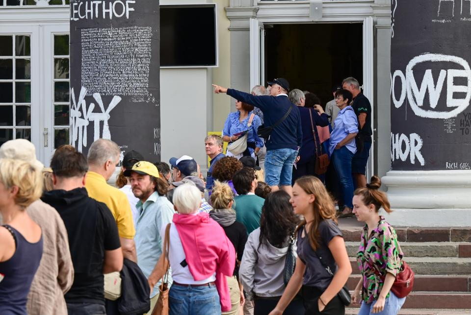 Besucherinnen und Besucher der Documenta Fifteen stehen am vergangenen Wochenende vor dem Kasseler Fridericianum Schlange