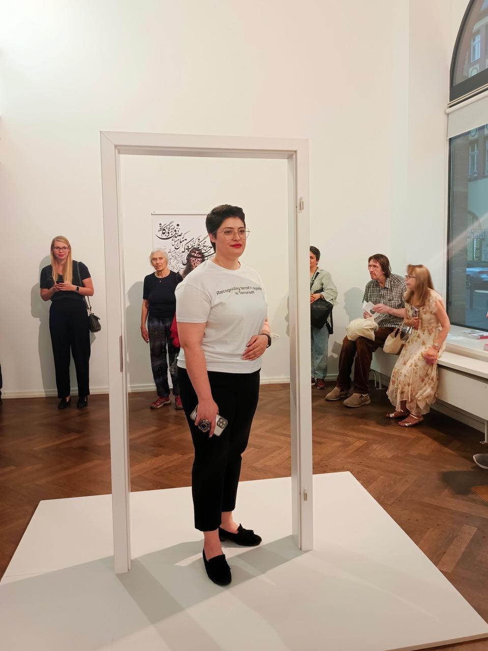 Sara Nabil bei der Eröffnung ihrer Ausstellung Life without Shadow