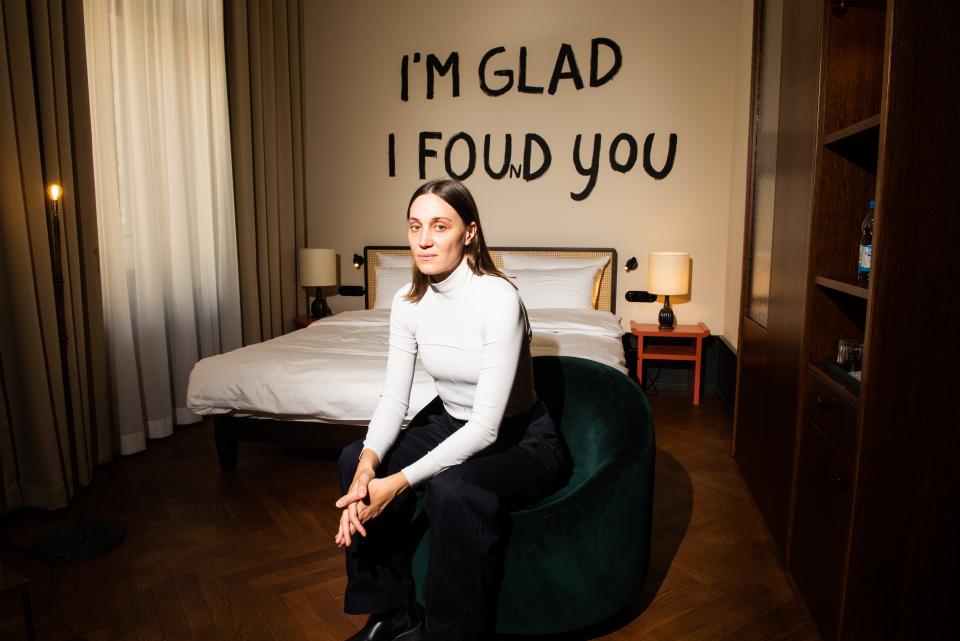 Die Berliner Künstlerin Samantha Bohatsch hat in "5D", 2022, ein Hotelzimmer mit einer Fotocollage und Wandtext ausgestattet und beschwört darin die Stimmung eines Jugendzimmers herauf