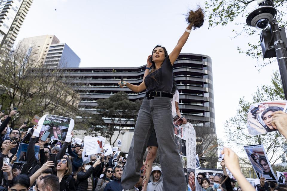 Der Tod Mahsa / Jina Aminis entfachte weltweit Demonstrationen. Eine Demonstratin in Melbourne schneidet sich in Solidarität mit den Frauen in Iran die Haare ab
