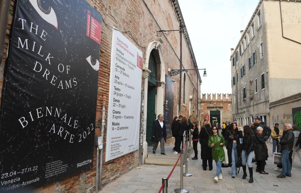 Besucherinnen und Besucher vor dem Eingang des Arsenale-Geländes bei der 59. Kunstbiennale von Venedig