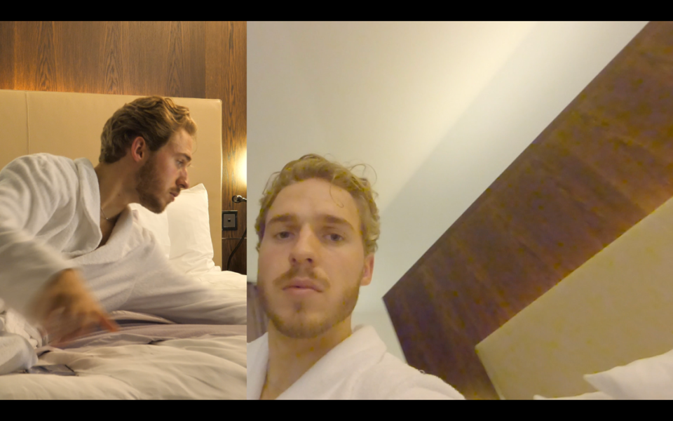 Videostill von Jason Rohr, der sich vor dem Interview in seinem Hotelzimmer selbst filmte