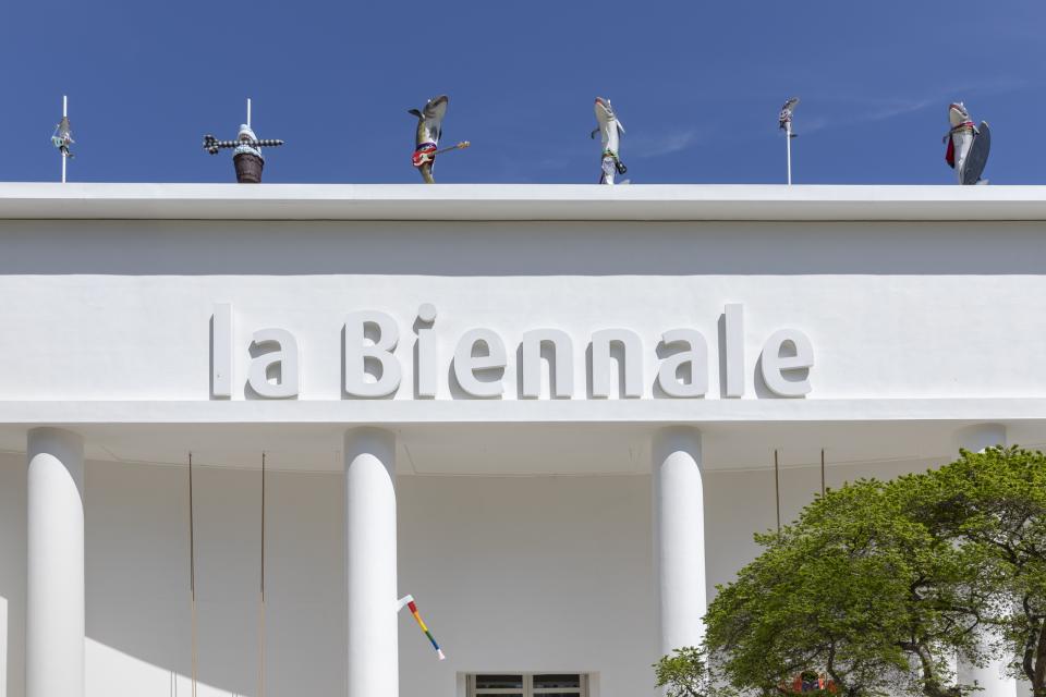 Zentraler Pavillon der Venedig-Biennale in den Giardini mit Werken von Cosima von Bonin