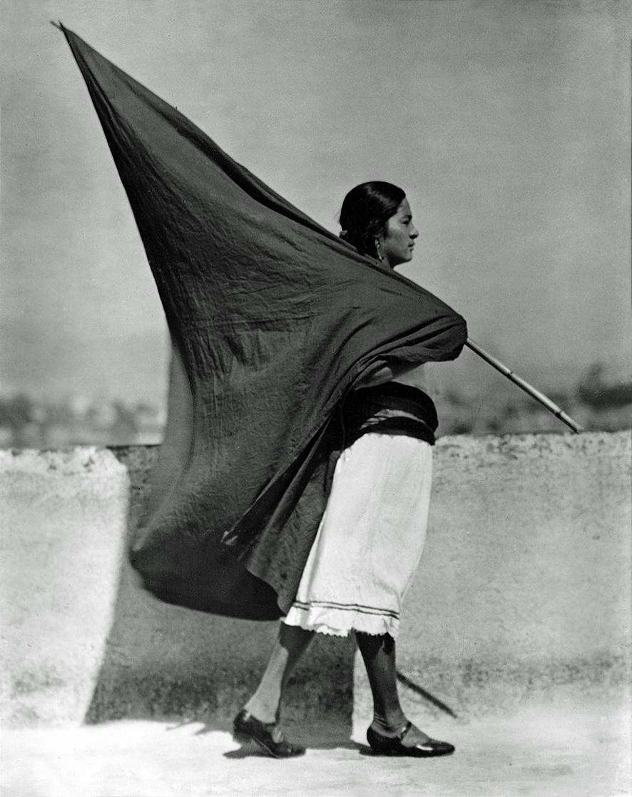 Tina Modotti "Frau mit Fahne", 1928