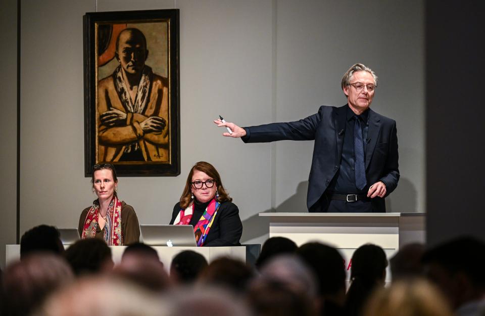 Markus Krause leitet die Auktion des Gemäldes "Selbstbildnis gelb-rosa" von Max Beckmann beim Auktionshaus Villa Grisebach