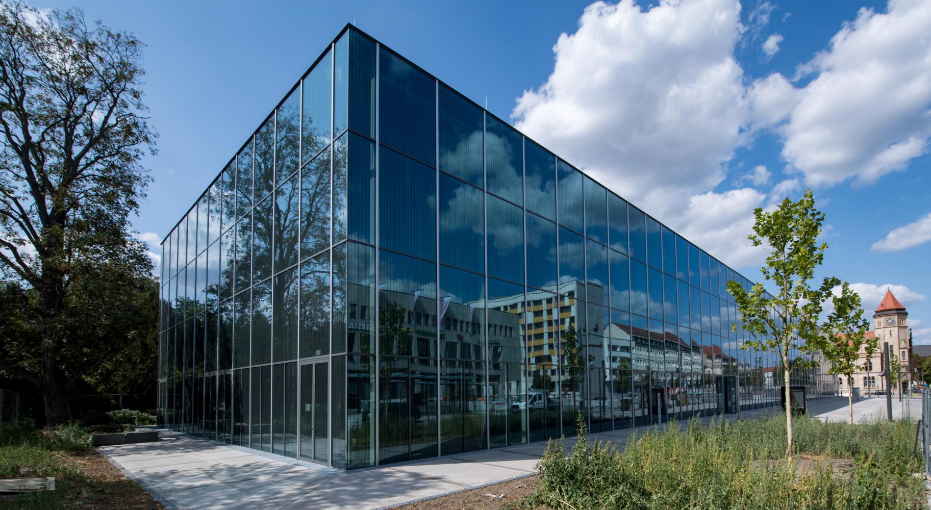 Blick auf das neue Bauhaus Museum Dessau nach einem Entwurf des spanischen Architektenbüros Gonzales Hinz Zabala
