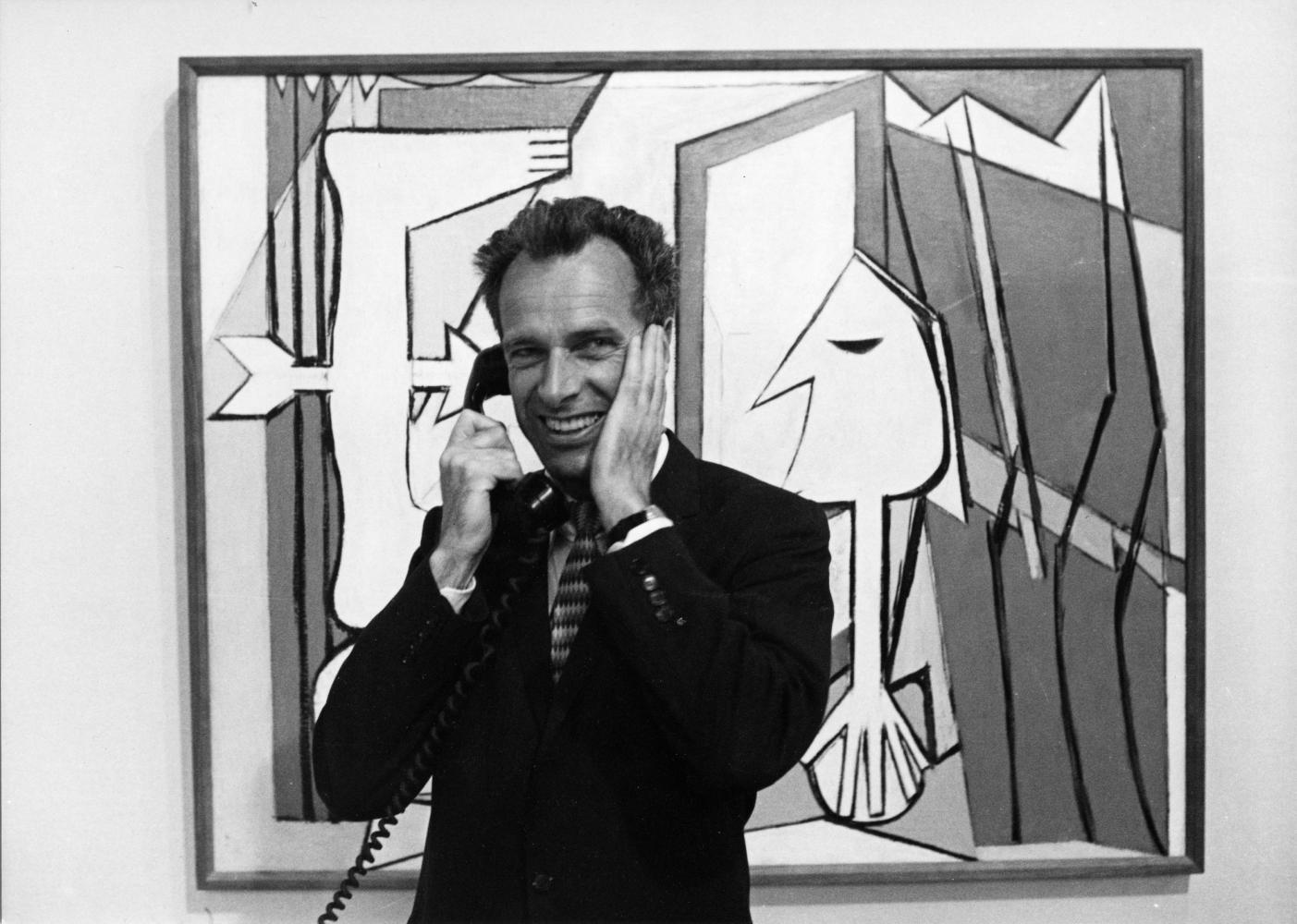 Ernst Beyeler vor einem Picasso-Werk auf der Art Basel 1970