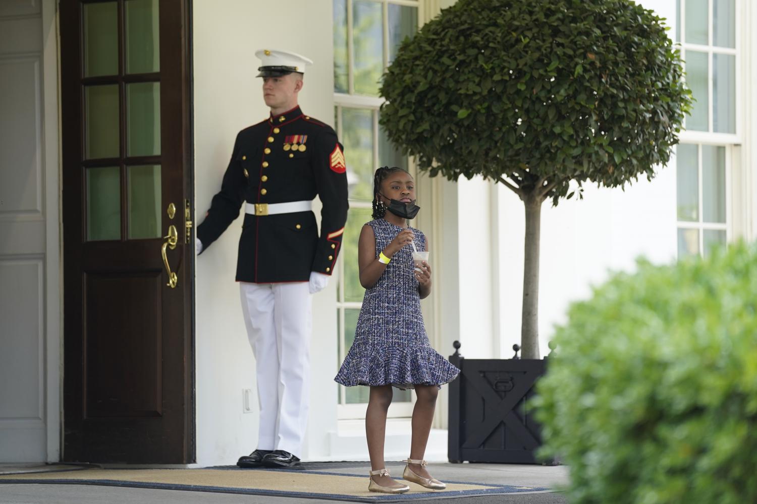  Gianna Floyd, die Tochter von George Floyd, geht aus der Tür des Westflügels im Weißen Haus