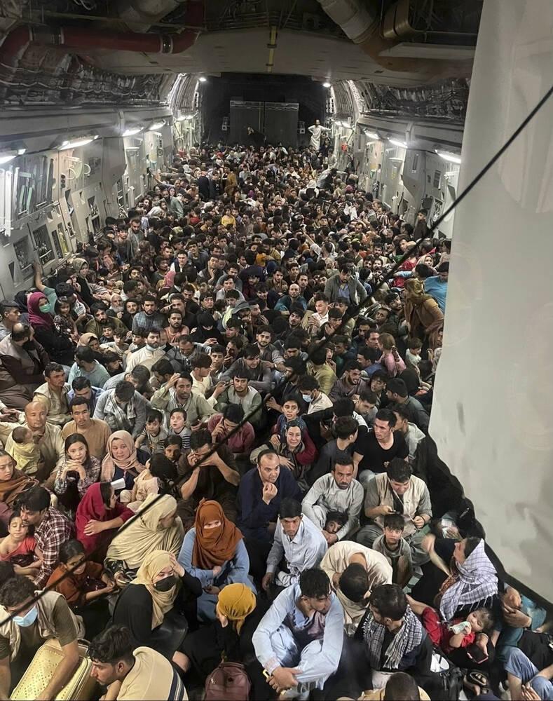 Überfüllter Innenraum eines Evakuierungsflugzeuges in Afghanistan