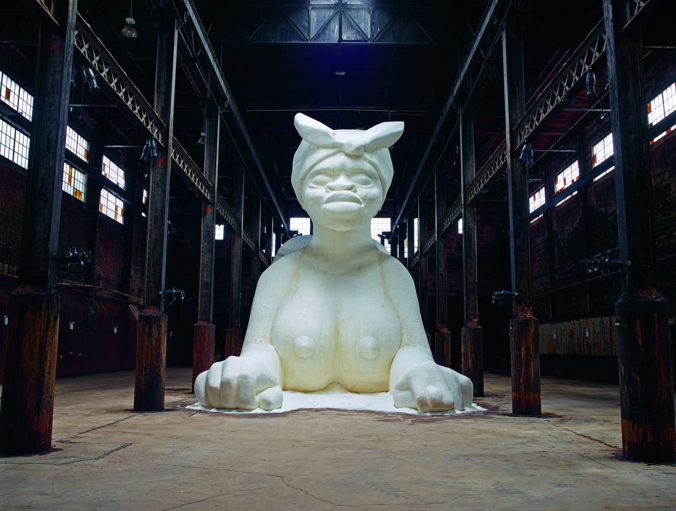 Installation Kara Walker "A Subtlety, or the Marvelous Sugar Baby, an Homage to the unpaid and overworked Artisans who have refined our Sweet tastes from the Cane fields to the Kitchens of the New World on the Occasion of the demolition of the Domino Sugar Refining Plant", 2014