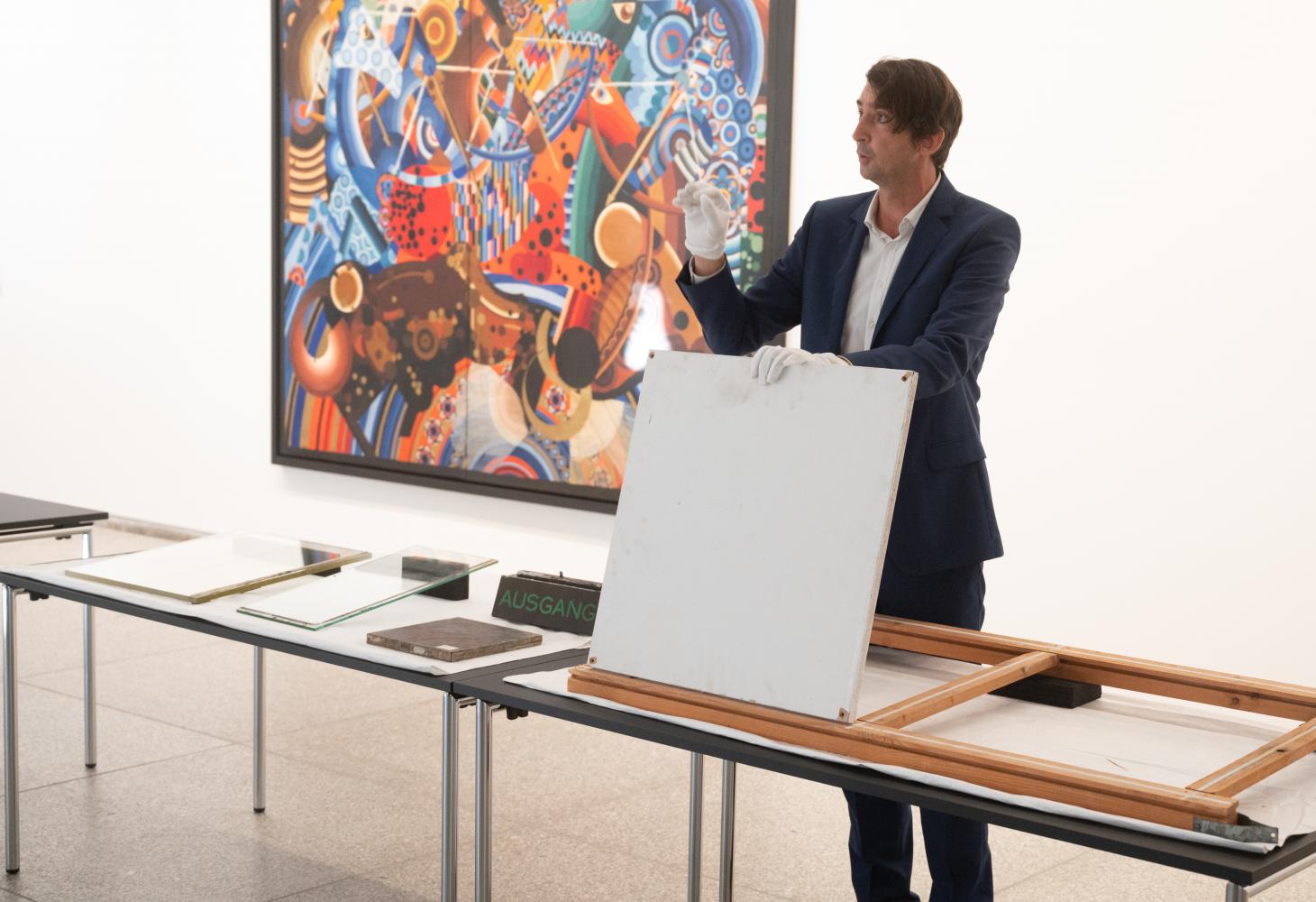 Arne Maibohm, Projektleiter beim Bundesamt für Bauwesen und Raumordnung präsentiert Bauteile der Nationalgalerie, die bei der Sanierung nicht verwendet wurden