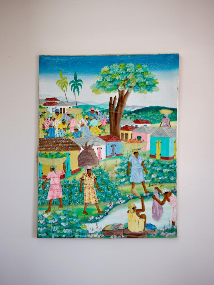 Die Arbeit des Malers Jacklin Jean aus Haiti hat Herlory bei einer Art Flohmarkt auf St. Barth gekauft