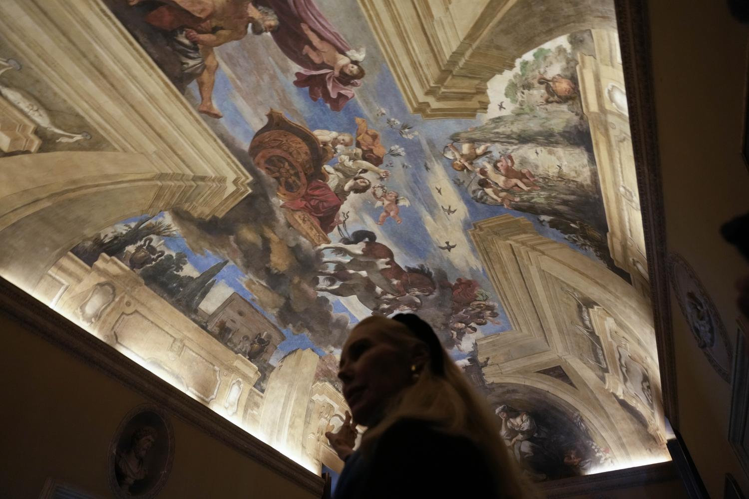 Prinzessin Rita Boncompagni Ludovisi deutet auf ein Fresko von Guercino in der Villa Ludovisi