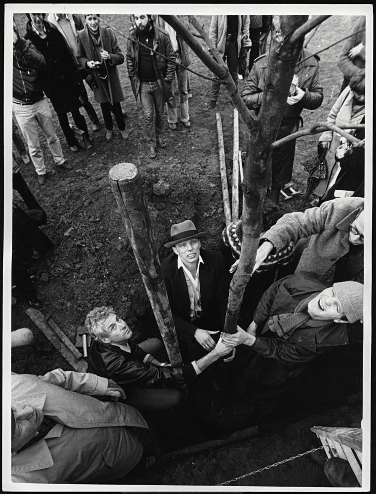 Joseph Beuys bei der Pflanzung von "7000 Eichen" bei der documenta 7 in Kassel 1982