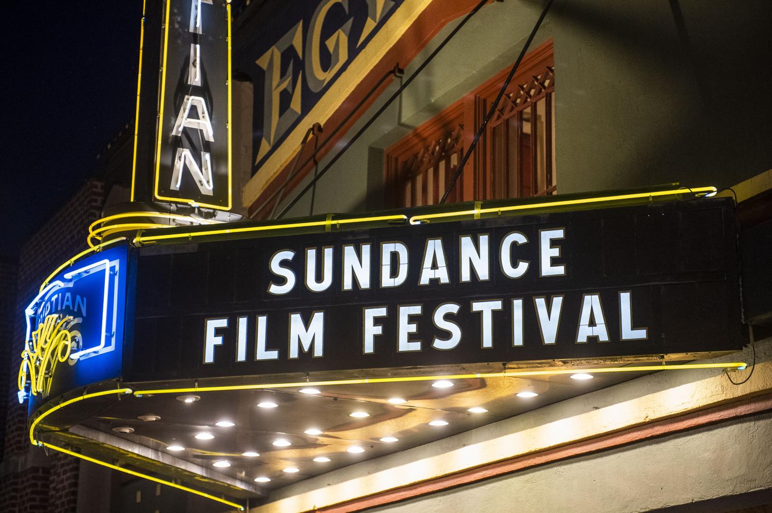 Vor dem Eingang des Egyptian Theatre leuchtet der Schriftzug Sundance Film Festival"