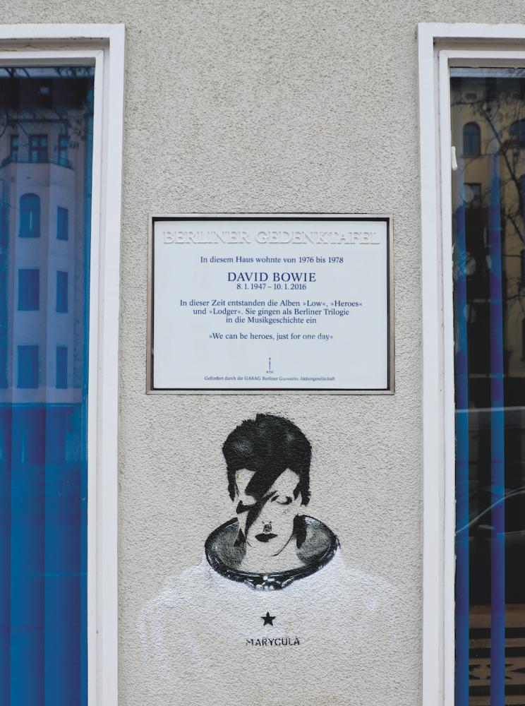 Porzellan-Gedenktafel an dem Haus in Berlin-Schöneberg, in dem Bowie von 1976 bis 1978 wohnte