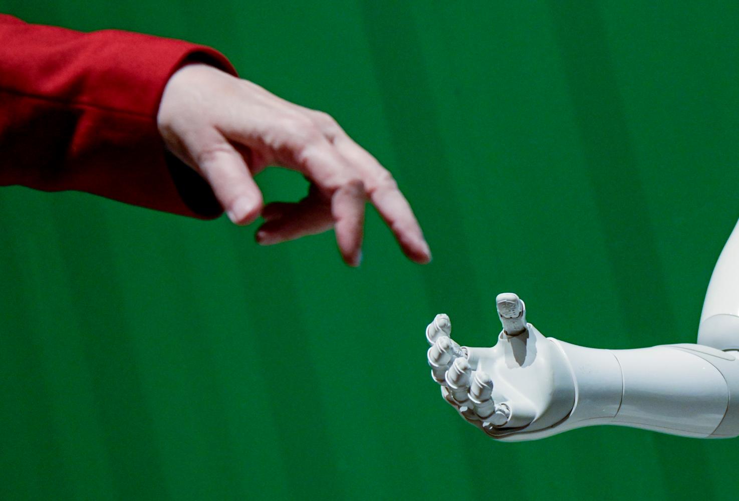 Künstliche Intelligenz: ein Roboter interagiert mit einer Frau